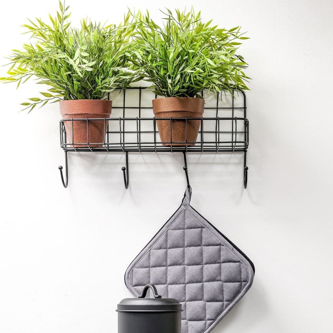 Cuisine équipée moderne avec un îlot en bois naturel texturé et des meubles noirs élégants, intégrée dans un espace lumineux.