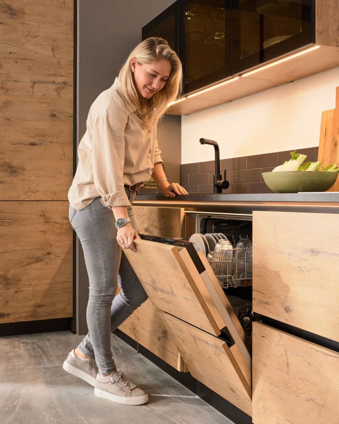 Cuisine sur mesure en bois conçue et installée par IDEO, spécialiste belge de l’aménagement intérieur sur mesure.