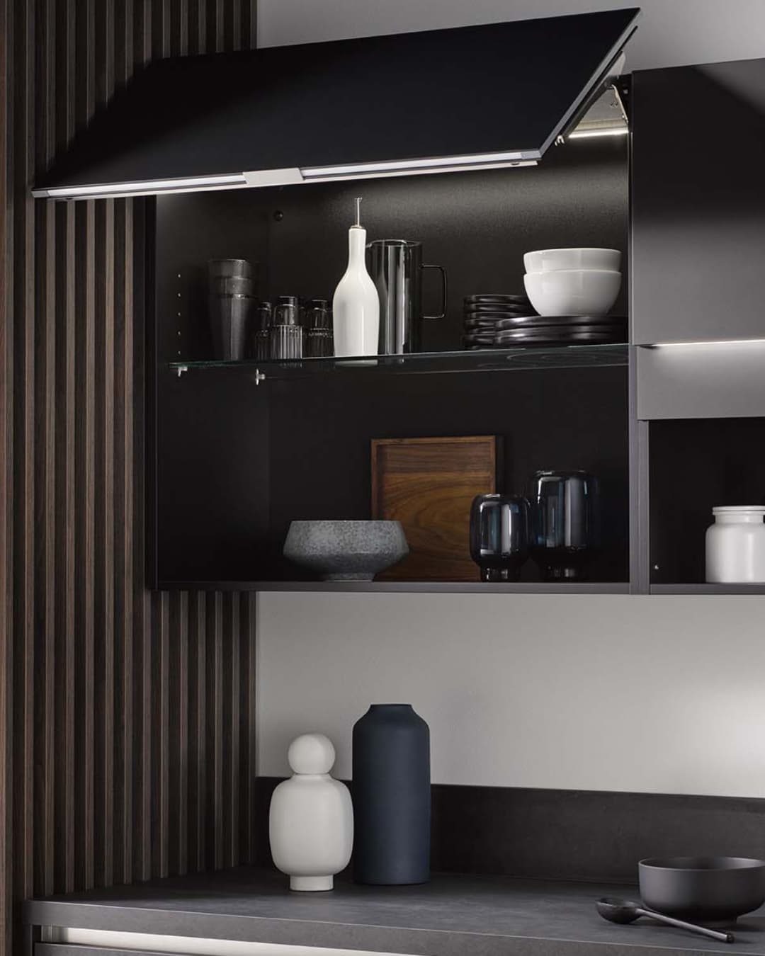 Meuble en hauteur avec étagère ouverte pour optimiser l'espace et aérer visuellement