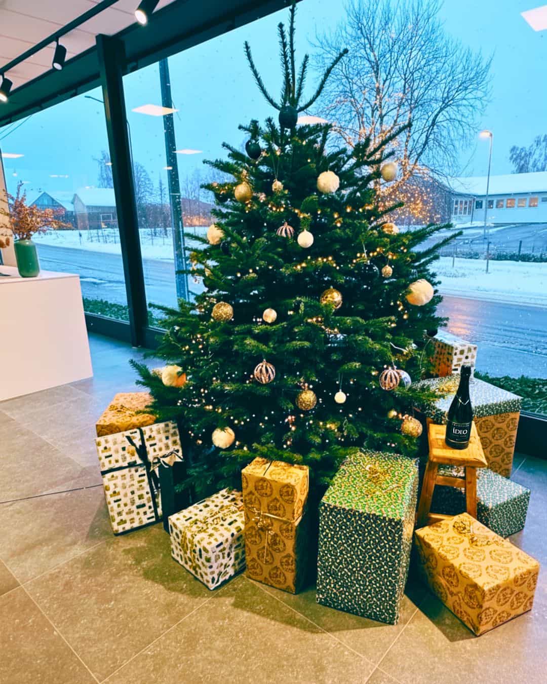 Arbre de Noël décoré avec des cadeaux pour l'offre de décembre chez Idéo Cuisines