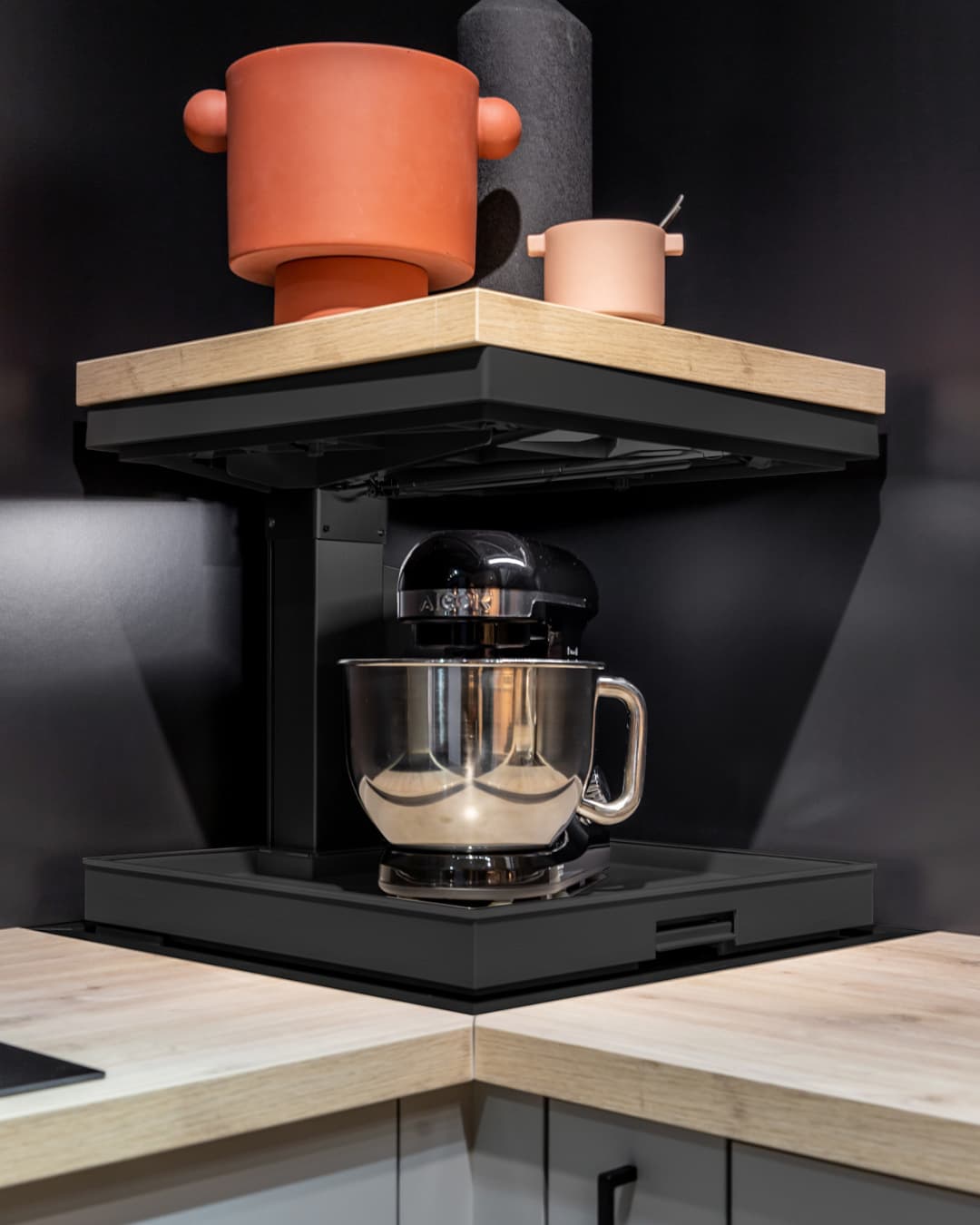 Système de rangement d’angle avec plateau élévateur pour robot pâtissier intégré dans le plan de travail. Solution gain de place pour petite cuisine IDÉO