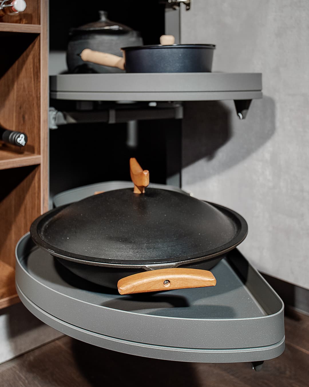 Meuble d’angle de cuisine avec plateaux coulissants pivotants pour poêles et casseroles . Solution de rangement gain de place IDÉO Cuisines