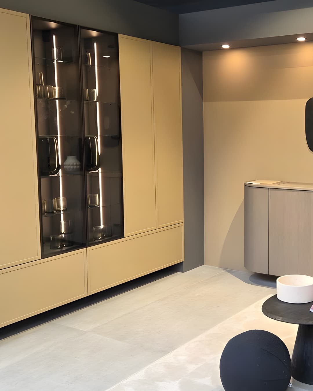 Aménagement de salle à manger sur mesure avec vaisselier intégré, vitrines éclairées et mobilier design aux lignes épurées