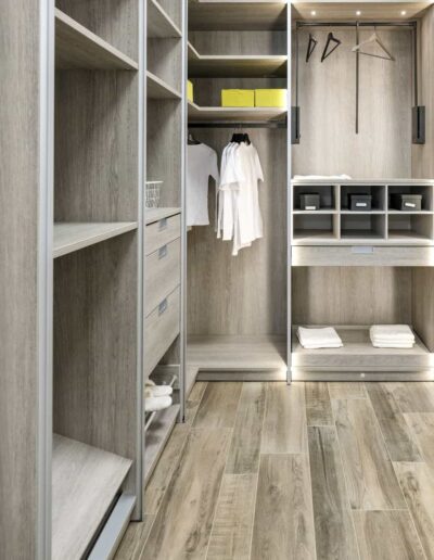 Dressing sur mesure en bois avec rangements optimisés pour l’aménagement intérieur dans notre showroom IDEO de Rochefort