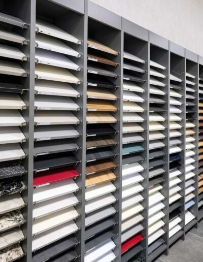 Échantillons de façades et plans de travail pour cuisines sur mesure dans notre showroom près de Marche-en-Famenne