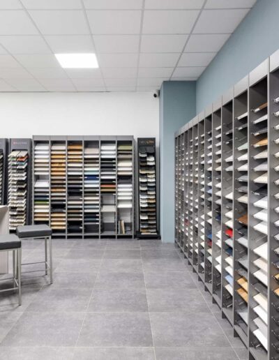 Salle d’échantillons de plans de travail et façades de cuisine chez le cuisiniste IDEO à Bastogne