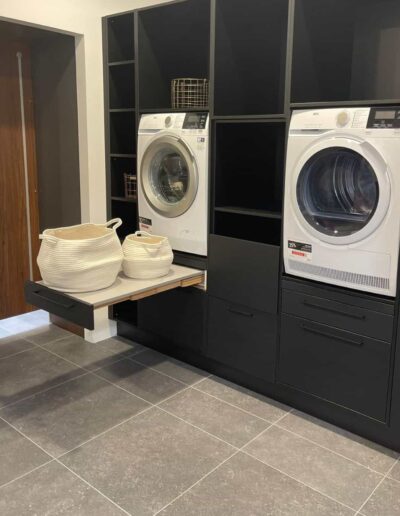 Buanderie sur mesure avec colonne lave-linge et séchoir intégrés dans le showroom IDEO à Libramont