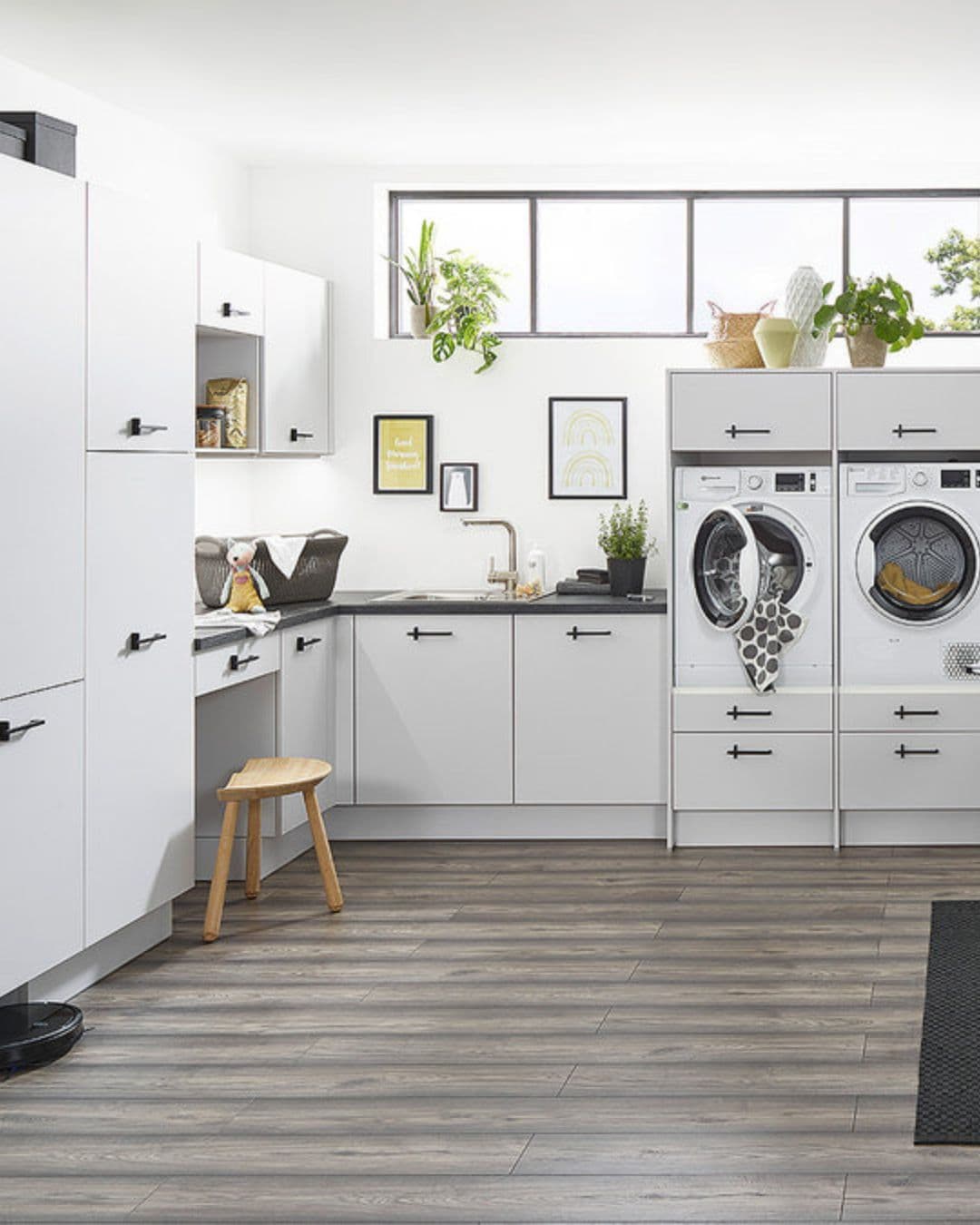 Buanderie sur mesure blanche moderne avec rangements, évier, lave-linge et sèche-linge intégrés Conditions salon chez IDEO