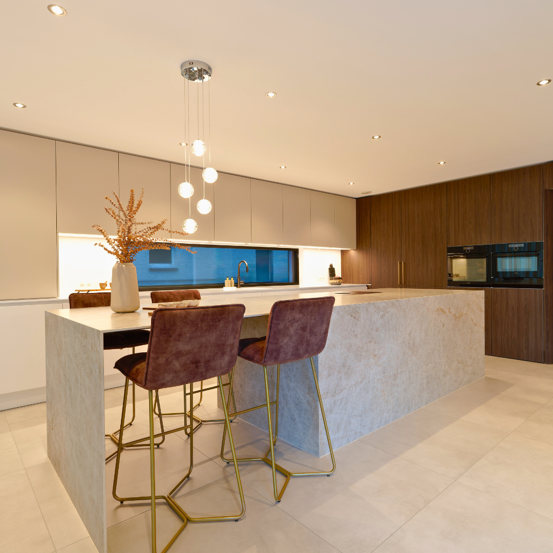 Conditions salon chez IDEO sur notre gamme Idéale. La Cuisine équipée au meilleure rapport qualité/prix. Cuisine équipée avec îlot central en céramique et finitions haut de gamme.