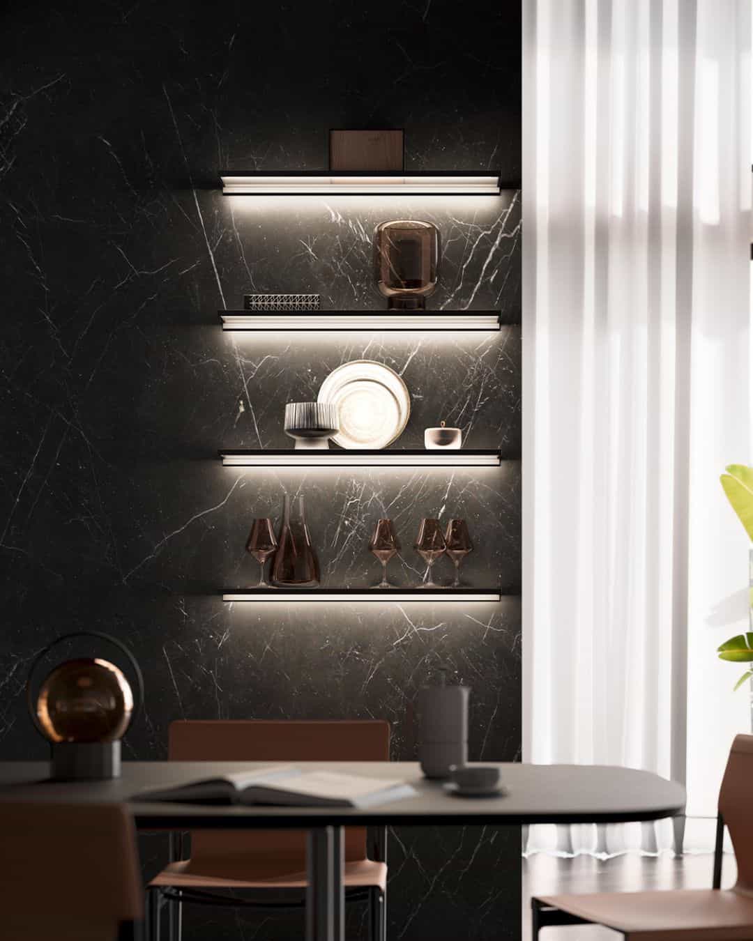 Aménagement de cuisine design sur mesure avec étagères décoratives intégrées, éclairage LED discret et mur effet marbre noir contemporain. IDEO Cuisines